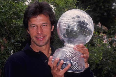 Imran Khan with the World Cup trophy | ESPNcricinfo.com