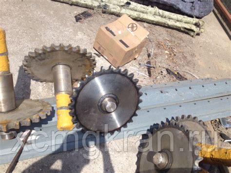 Вал с шестерней GR215 85513031-Амурспецтехникс