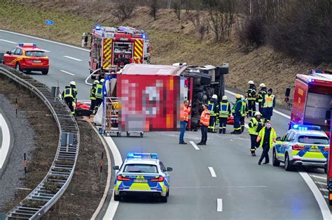 A Gesperrt Umgekippter Lastwagen Blockiert Autobahn Selb Frankenpost