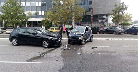 Muškarac teško povređen u udesu u Beogradu Vozila smrskana od siline