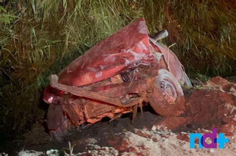 Carro Fica Destru Do Ap S Capotar E Cair Em Valeta Na Sc Em Joinville