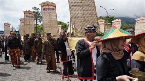 Petani Tembakau Di Temanggung Gelar Ritual Ruwat Rigen Foto Tempo Co