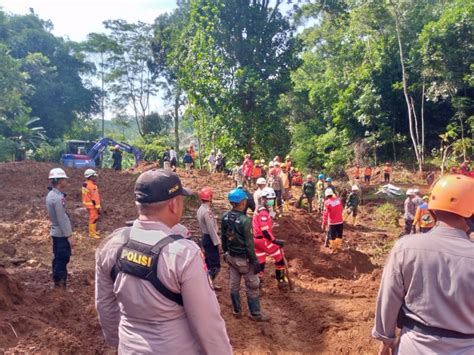 Polri Cari Korban Hilang Yang Sempat Bergantung Di Pohon