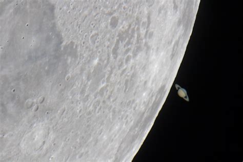 El Sofista Saturno por detrás de la Luna