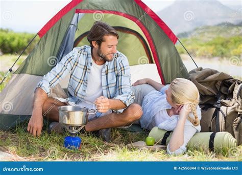 Pares Felices Atractivos Que Cocinan En Estufa Que Acampa Foto De