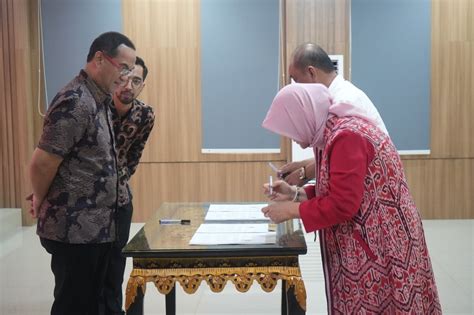 Penandatanganan Perjanjian Pelaksanaan Bantuan Hukum Oleh 13 OBH