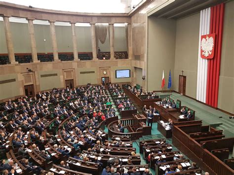 Część rolników okupuje Sejm przed protestem wobec Europejskiego