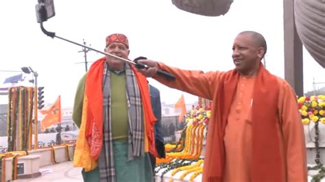 UP: CM Yogi Clicks Selfie At Ayodhya’s Lata Mangeshkar Chowk After ...