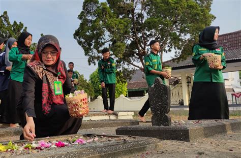 Kepala Man Kulon Progo Tabur Bunga Di Taman Makam Pahlawan Giripeni