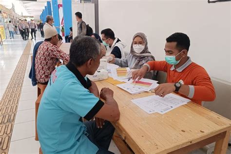 Foto Sopir Bus AKAP Di Kampung Rambutan Dites Urine Secara Acak