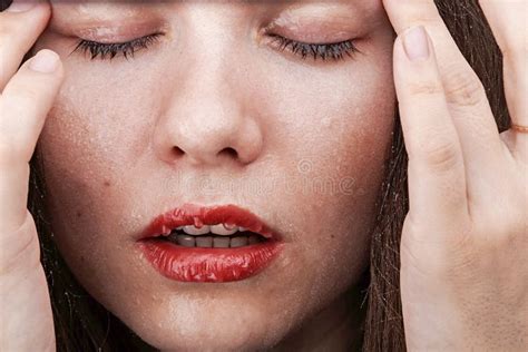 Cara De La Mujer Con Los Ojos Cerrados Foto De Archivo Imagen De