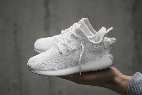 Rất Hay Hướng Dẫn 8 Cách Giặt Giày Yeezy Trắng Tinh Như Mới Đơn Giản