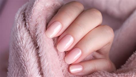 Naked nails la nueva tendencia de uñas naturales para lucir elegante