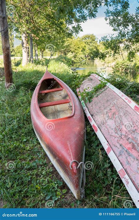 Kanu Auf Der Bank Vor Einem Fluss Stockbild Bild Von Gr N