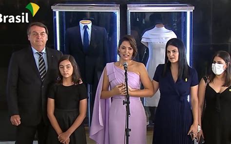 Governo inaugura exposição de roupas que Bolsonaro e Michelle usaram no