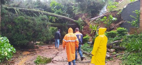 Chuva Forte Derruba Rvores E Causa Deslizamento De Terra Em Campos Do