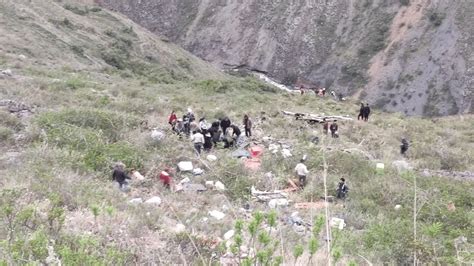 Tragedia En Per Muertos Tras Ca Da De Autob S Por Un Precipicio De