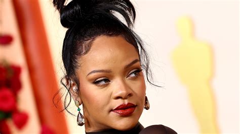 Rihanna Deslumbra Con El Peinado Perfecto Para Caras Redondas En Los