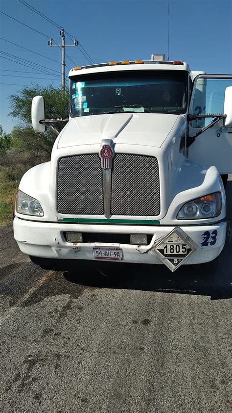 Choca tráiler que transportaba material peligroso contra van en