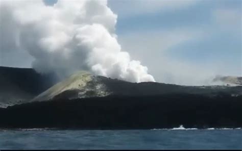 Gunung Anak Krakatau Erupsi Lagi 8 Kali Muntahkan Lava Pijar Dan Abu