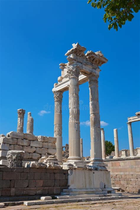 Templo De Trajan En La Acrópolis De Pérgamo En Turquía Fotos De Stock