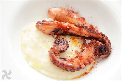 Pulpo a la plancha con pimentón y puré de patatas al parmesano