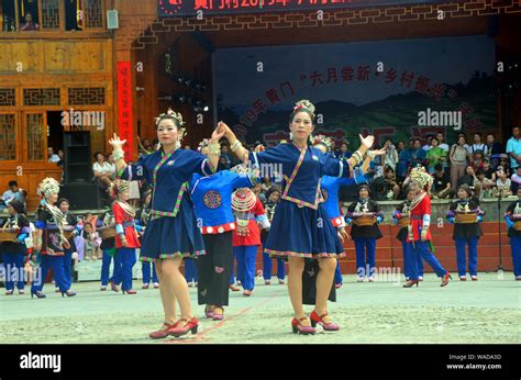 Los Chinos De La Etnia Dong Vestidas En Trajes Tradicionales Y