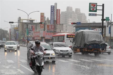 台南上午風雨不大停班課 黃偉哲指安全顧慮從寬考量 地方 中央社 Cna