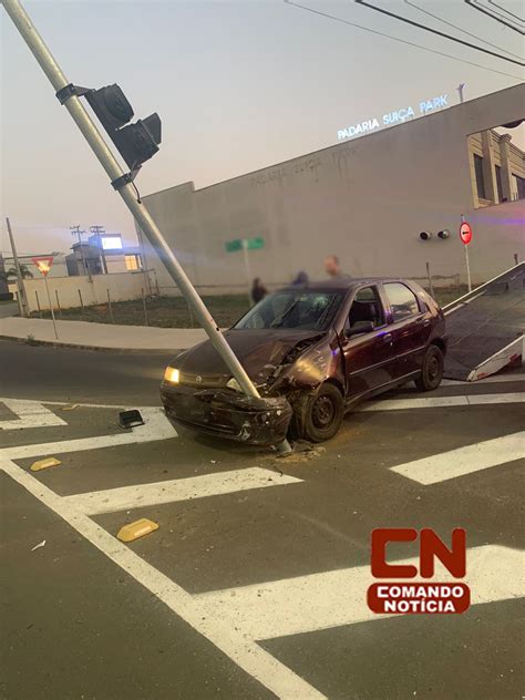 Motorista Bate Carro Em Poste De Sem Foro No Parque Ecol Gico Em