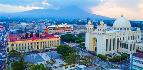 Downtown San Salvador. Exploring the San Salvador Historic District