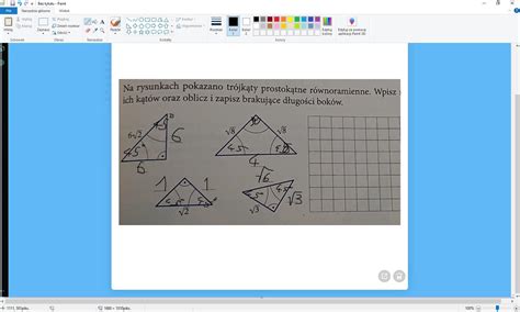 Na rysunkach pokazano trójkąty prostokątne równoramienne Wpisz