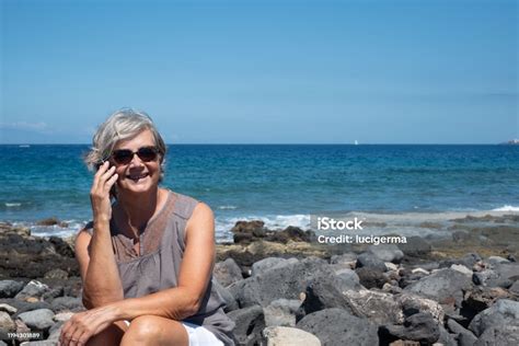 Hübsche Und Fröhliche Seniorin Mit Grauen Haaren Auf Den Felsen Des