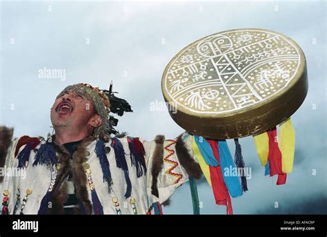 Chamán es realizar la ceremonia ritual kamlanie Altaic El Oiyn