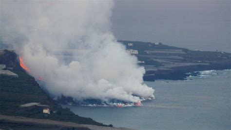 La Palma Volcano Toxic Gas Fears As Lava Reaches Ocean BBC News