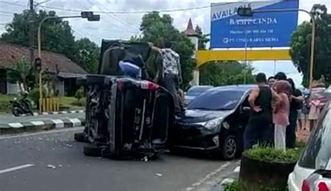 Tiga Mobil Tabrakan Beruntun Di Jalan Soekarno Hatta Pangkalan Baru