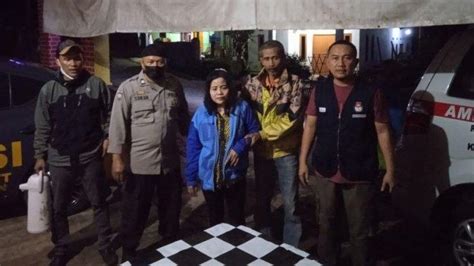 Gempa Bumi M Warga Selaawi Garut Terluka Tertimpa Genting Yang