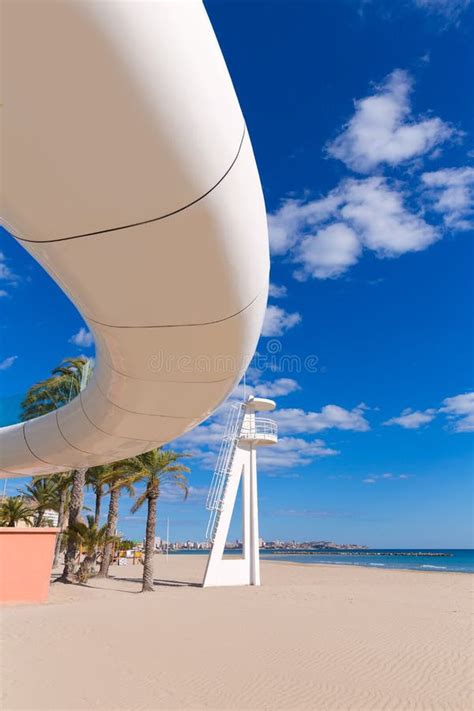 Playa De La Playa Del El Postiguet De Alicante Con El Puente Moderno