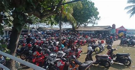 Libur Lebaran Lahan Parkir Pantai Anyer Dipadati Kendaraan Wisatawan