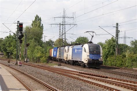 ES 64 U2 022 ES 64 U2 027 mit einem Containerzug in Düsseldorf Eller