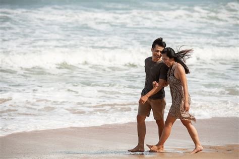 Casal romântico completo em férias Foto Grátis