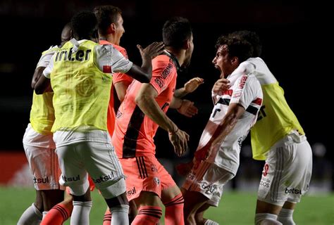 São Paulo Domina Atlético Mg Vence E Volta A Abrir Vantagem No Brasileirão