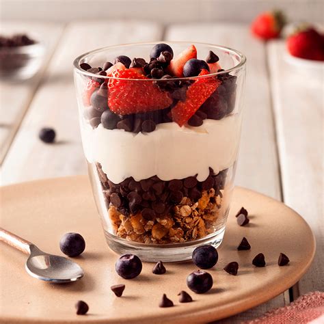 Cómo preparar triffle con yogur granola fruta y chocolitos Recetas