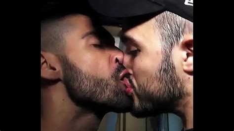 Casal De Namorados Gays Dando Beijo Quente Videos Porno Gay Sexo Gay