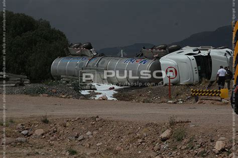 Vuelca pipa con gasolina intentó ganarle al tren FOTOGALERÍA