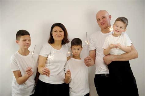 Pareja De Mediana Edad Disfrutando Del Tiempo Con Tres Hijos Sobre