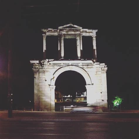 O Arco de Adriano ou Portão de Adriano é uma porta monumental que