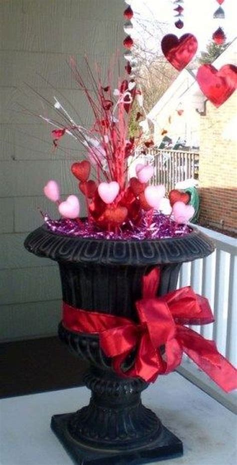 44 Stunning Valentines Day Front Porch Decor Ideas Pimphomee