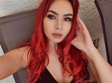 Fiery Hot Redhead Scrolller