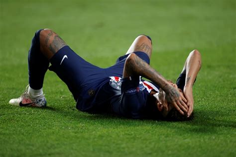 Neymar chora derrota para o Bayern e perda do título do PSG na Liga