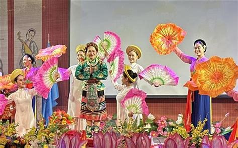 Art performance spotlights Vietnamese culture in France